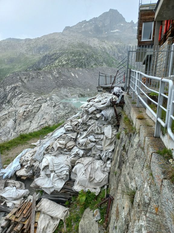 Même l'essai de mettre des bâches sur le glacier a échoué et a été abandonné 